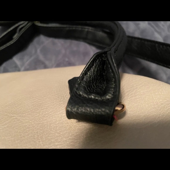 Aldo 2 tone cream and black handbag with shoulder strap. - Picture 12 of 16